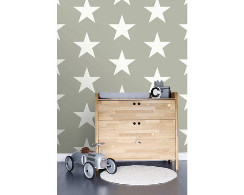 Detská izba s komodou, autíčkom a tapetou s hviezdami