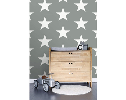 Detská izba s prebaľovacím pultom, autíčkom a tapetou s hviezdami
