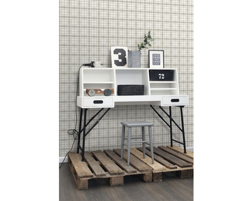 Písací stôl s úložnými priehradkami, stolička a drevené palety pred vzorovanou tapetou