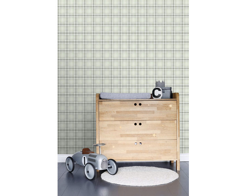 Detská izba s kockovanou tapetou, prebaľovacia komoda, autíčko a koberec