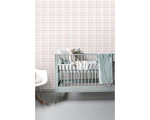 Izba s kockovanou tapetou, detská postieľka, vankúše a stolička