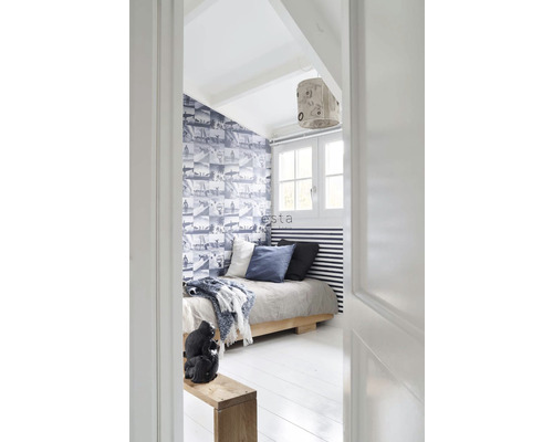 Svetlá spálňa so posteľou, vankúšmi, dekoráciou a fototapetou