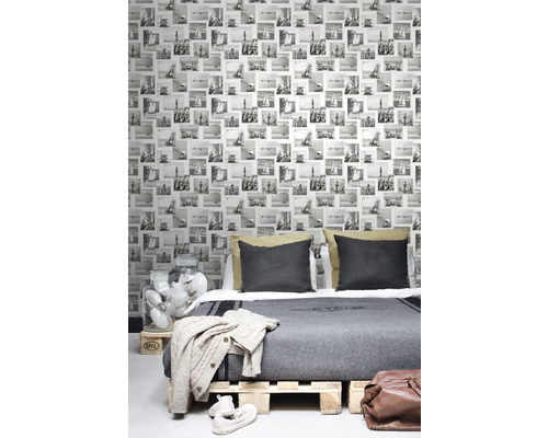 Spálňa s fototapetou s čiernobielymi fotografiami plachetníc, kotiev a majákov