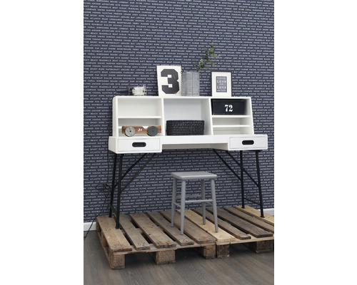 Biely písací stôl s čiernymi nohami stojí na drevenej palete, doplnený sivou stoličkou.