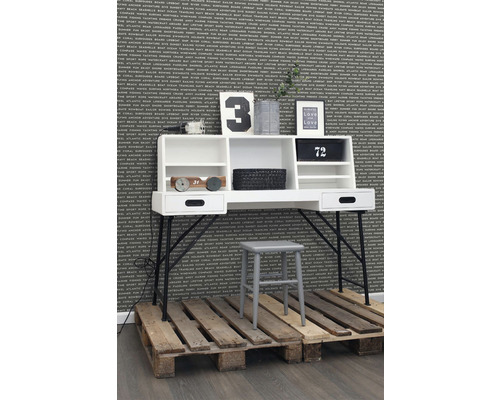 Písací stôl s úložnými priehradkami, stolička a drevené palety pre modernú pracovňu