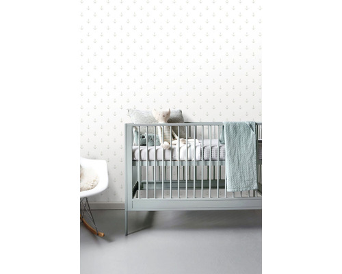 Detská izba s detskou postieľkou a tapetou s motívom kotvy