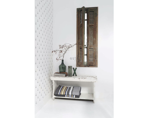 Dekoratívna scéna s lavicou, prikrývkami, vázami a okenicami