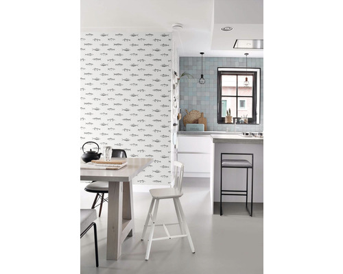 Svetlá jedáleň s jedálenským stolom, stoličkami a tapetou s rybím vzorom