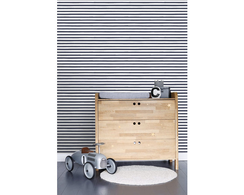 Detská izba s komodou, prebaľovacou podložkou, autíčkom a pruhovanou tapetou