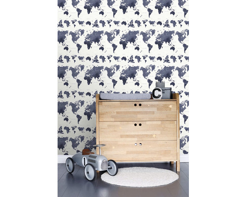 Detská izba s tapetou s mapou sveta, drevenou komodou, autíčkom a okrúhlym kobercom
