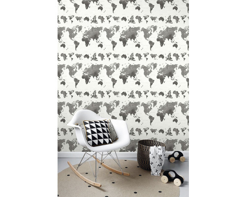 Dizajn izby s tapetou s mapou sveta, hojdacím kreslom a hračkami
