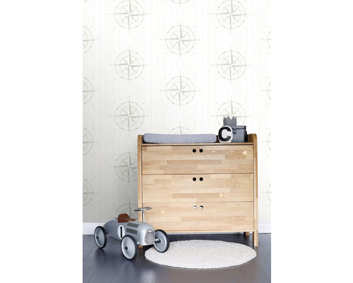 Detská izba s drevenou komodou, autíčkom a tapetou s motívom kompasu