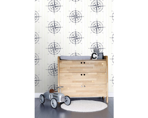 Detská izba s komodou, autíčkom a tapetou so vzorom kompasu