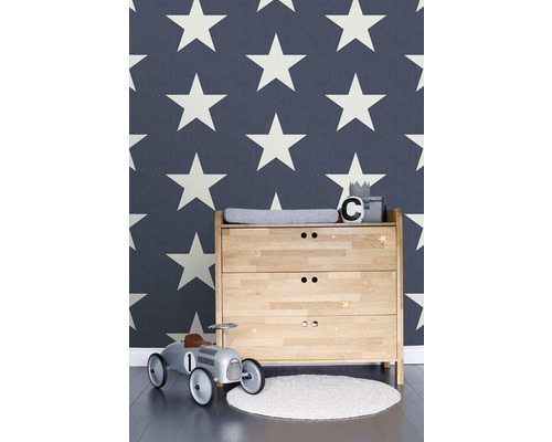 Detská izba s komodou, autíčkom a tapetou s hviezdami