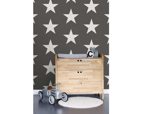 Detská izba s prebaľovacím pultom, autíčkom a hviezdnou tapetou