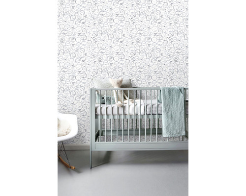 Detská izba so sivou postieľkou a tapetou s motívom pečiatky