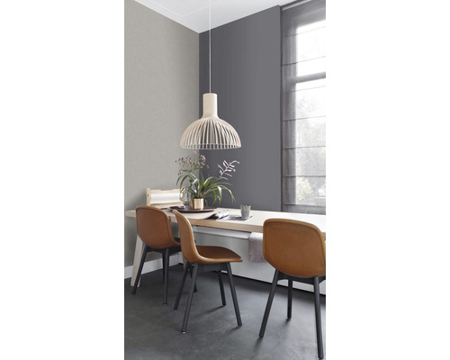 Jedáleň s jedálenským stolom, stoličkami a drevenou lampou.