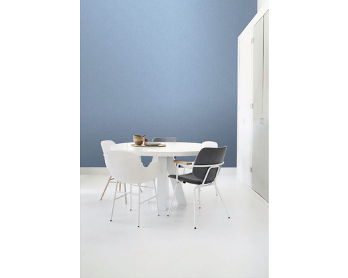 Svetlá izba s jedálenským stolom a stoličkami.