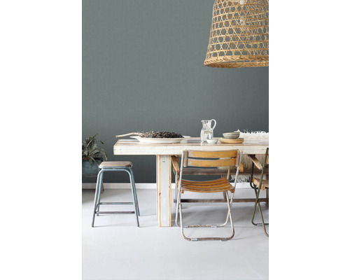 Rustikálna jedálenská scéna s dreveným stolom, stoličkami a dekoratívnou lampou