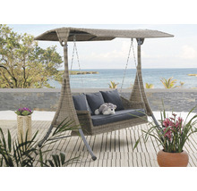 Záhradná hojdačka so strieškou, vankúše a plyšová hračka na terase s výhľadom na more