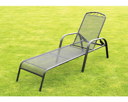 Kovové záhradné ležadlo na trávniku