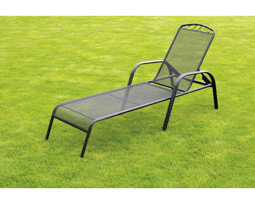 Kovové ležadlo na trávniku