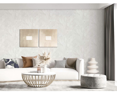 Obývacia izba s pohovkou, konferenčným stolíkom a vzorovanou tapetou