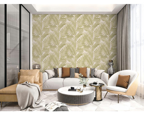 Obývacia izba s tapetou so vzorom palmových listov, pohovkou, kreslom a konferenčným stolíkom