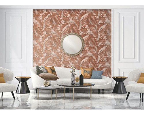 Obývacia izba s pohovkou, kreslami, konferenčnými stolíkmi a stenou s tapetou s palmovými listami