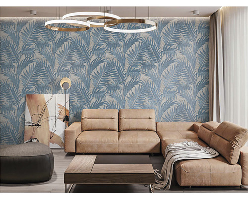 Obývacia izba s pohovkou, konferenčným stolíkom a tapetou so vzorom listov