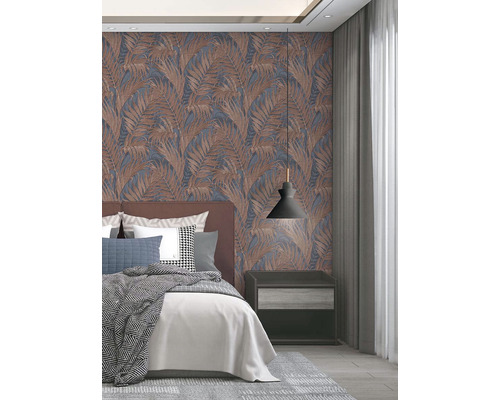Spálňa s posteľou, nočným stolíkom a nástennou tapetou s palmovým vzorom.