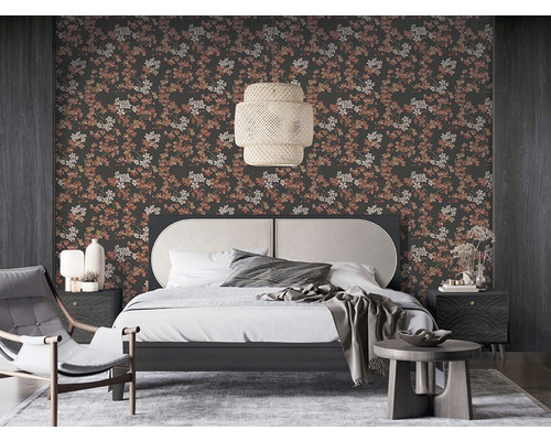 Spálňa s kvetinovou tapetou, posteľou a nočnými stolíkmi