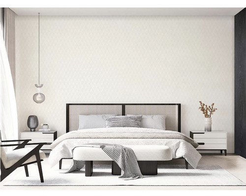 Spálňa s posteľou, nočnými stolíkmi, lampou a kreslom