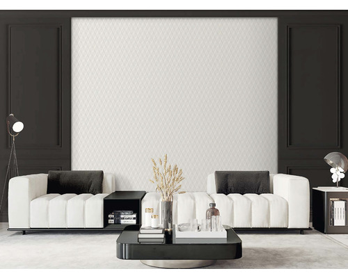 Moderná obývacia izba s bielymi sedačkami, čiernym konferenčným stolíkom a štruktúrovanou stenou.