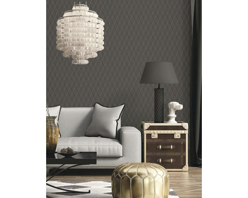 Obývacia izba s tapetou, pohovkou, lampou a dekoráciami pre štýlový interiér