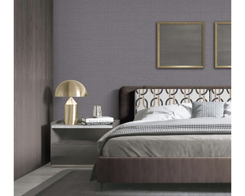 Spálňa s posteľou, nočnou lampou a nástennými dekoráciami pre pokojnú atmosféru