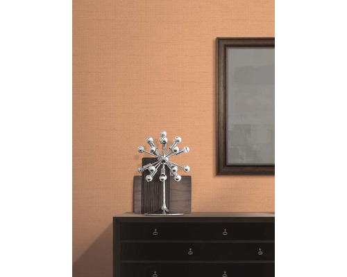 Detail steny s textilnou tapetou, komoda, dekorácia a zarámovaný obrázok