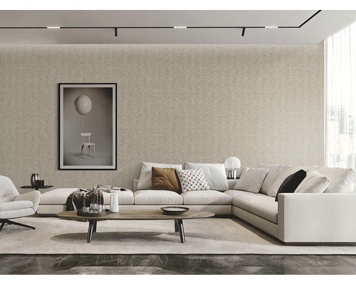 Svetlá obývacia izba s textilnou tapetou, rohovou sedačkou a modernou dekoráciou.