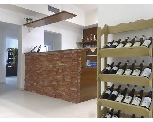 Interiér s barom a regálom na víno