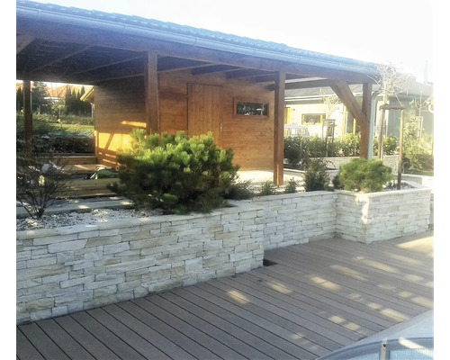 Exteriér s kamennou stenou, drevenou podlahou a drevenou kôlňou