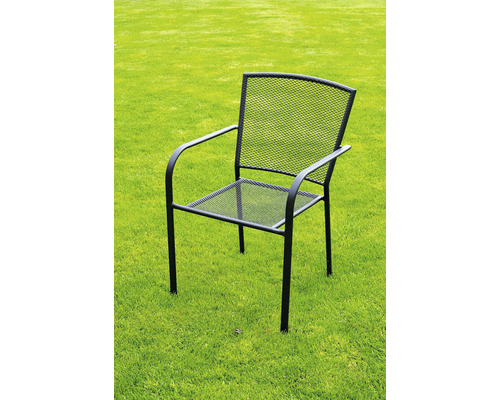Kovová záhradná stolička s podrúčkami na trávniku