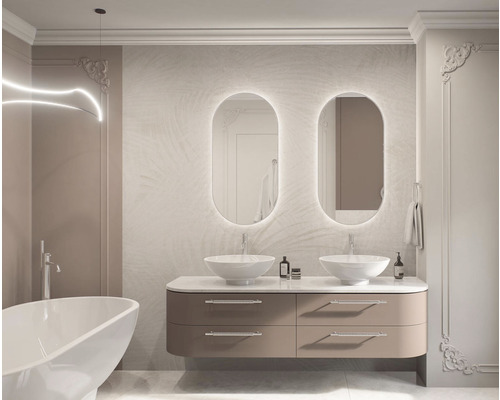 Svetlá kúpeľňa s dvojitým umývadlom, osvetlenými zrkadlami a vaňou