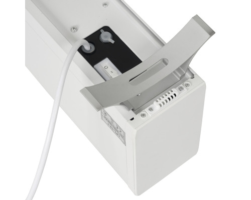 Detailný pohľad na kryt s káblom, spínačom a vetracími otvormi