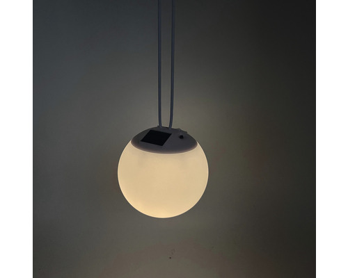 Solárna lampa guľovitého tvaru so závesom