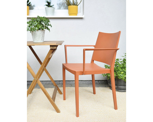 Záhradná scéna s dreveným skladacím stolom a kreslom