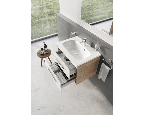 Moderná kúpeľňa s umývadlovou skrinkou, zásuvkami a uterákmi