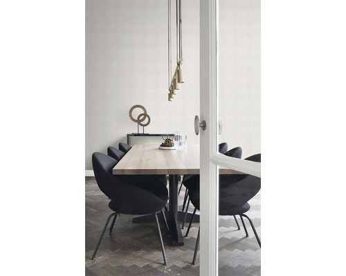 Jedáleň s jedálenským stolom, stoličkami, závesným svietidlom a dekoráciou