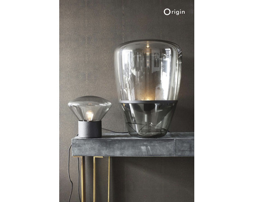 Dve sklenené stolové lampy na stole