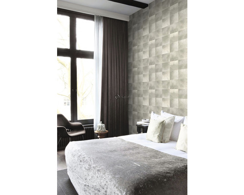 Spálňa s geometrickou tapetou, posteľou a oknom