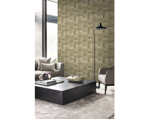 Obývacia izba s pohovkou, kreslom, stolnou lampou a nástennou tapetou s geometrickým vzorom